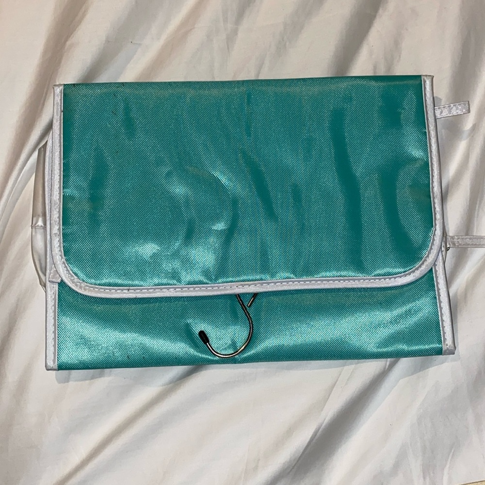 Travel toiletries bag